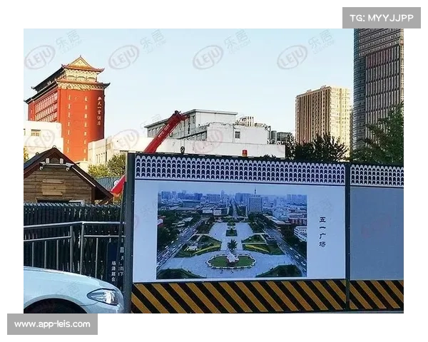 哈桑二世体育场占地140公顷，周边已设立围挡展示效果图